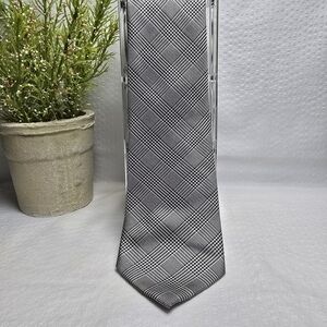 Comseta HoundstoothSophisticated Black and Gray Diagonal Pattern Tie